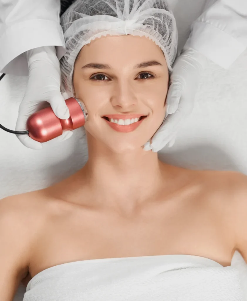 Una paciente es atendida en cabina para la aplicación de un tratamiento de medicina estética facial
